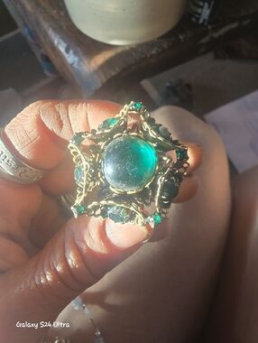 Vintage-Inspired Green Crystal Statement Ring - Gold Tone